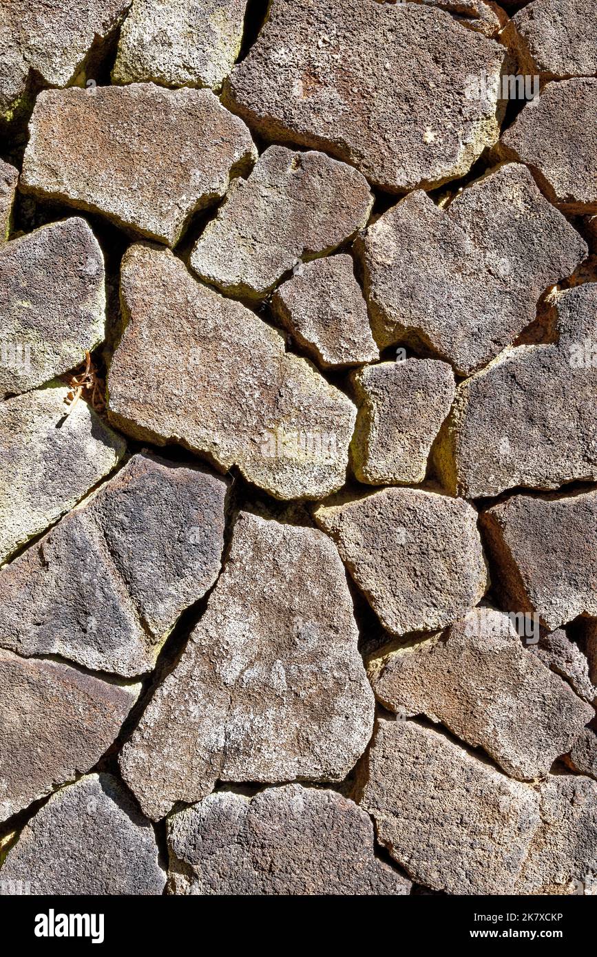 Mur en pierre en roche volcanique à Lanzarote. Gros plan sur un mur en pierre sèche en arrière