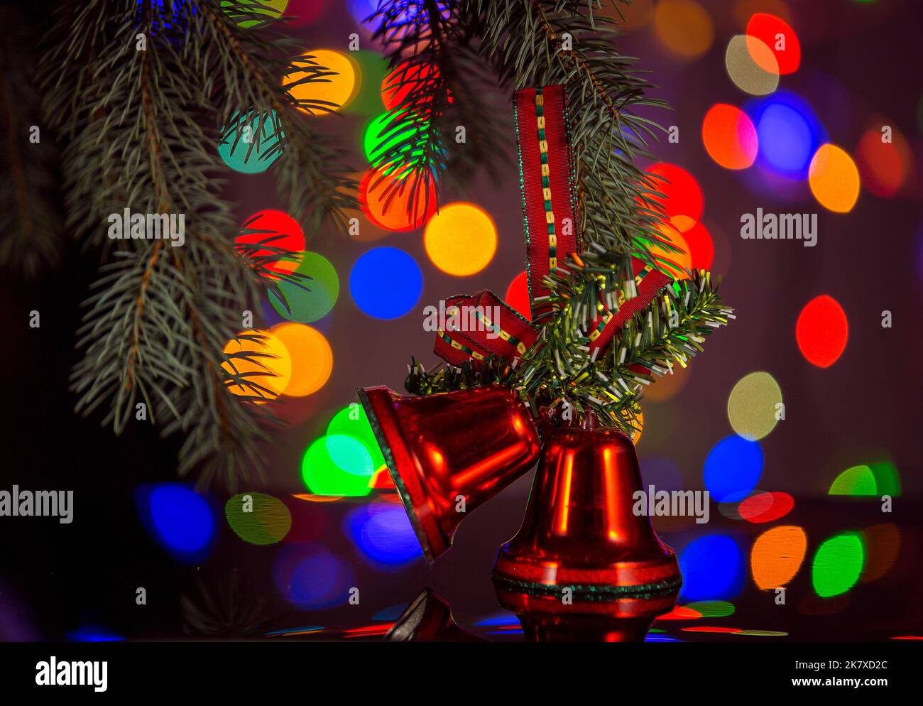 Cloches de Noël, fond étincelant et fabuleux avec espace de copie. Fond de Noël pour cartes postales. Concept de décoration de Noël. Banque D'Images