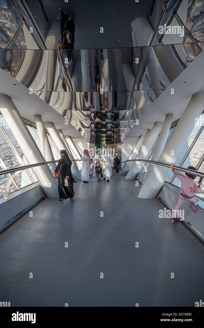 Visiteurs Sky Bridge Kingdom Tower Building Riyad Arabie Saoudite 1 Banque D'Images