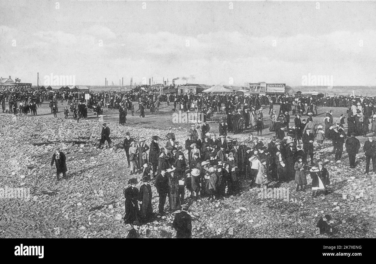 Les foules de vacances sur Biggar Bank, Walney Island, Barrow-in-Furness, Cumbria, Angleterre, Royaume-Uni - photo prise dans les années 1930 Banque D'Images