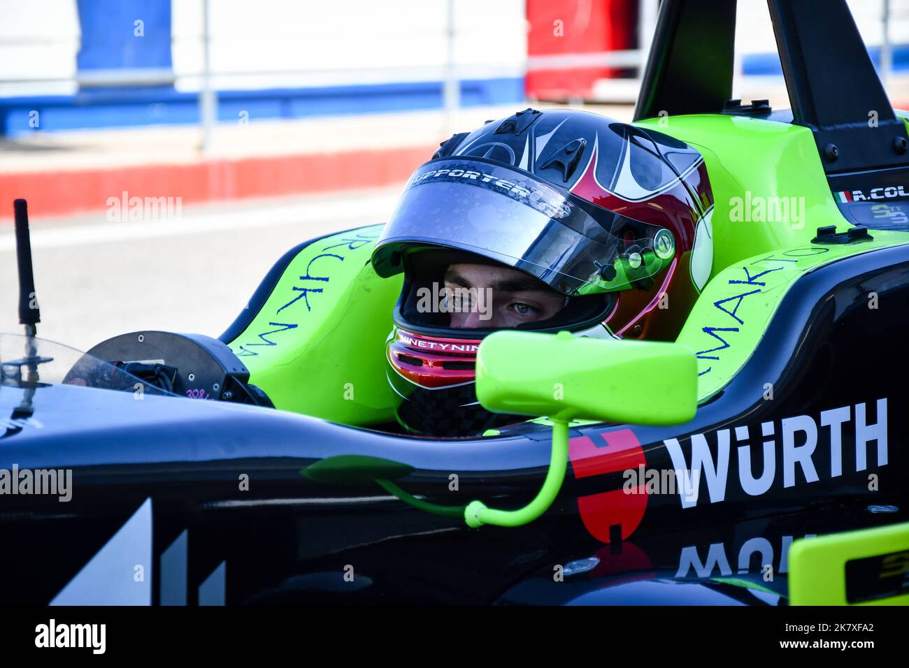 Andrea Cola à bord de sa voiture sur la grille de départ du Trophée italien F2 Banque D'Images