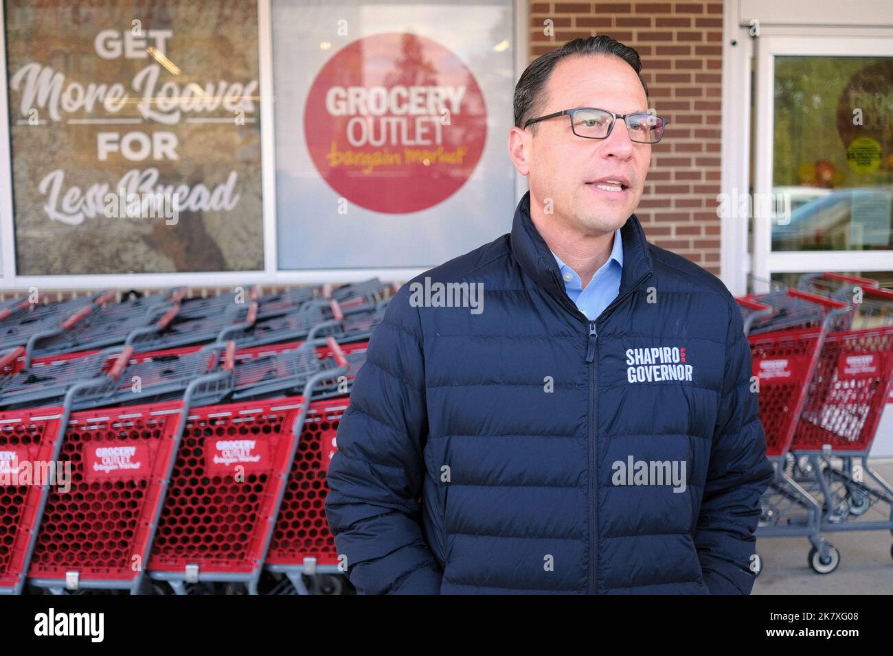 Philadelphie, États-Unis. 19th octobre 2022. Le candidat démocratique du gouverneur de Pennsylvanie, Josh Shapiro, s'adresse aux journalistes après avoir visité une entreprise appartenant à des Noirs dans le nord de Philadelphie, en Pennsylvanie, aux États-Unis, sur 19 octobre 2022. Crédit : OOgImages/Alamy Live News Banque D'Images