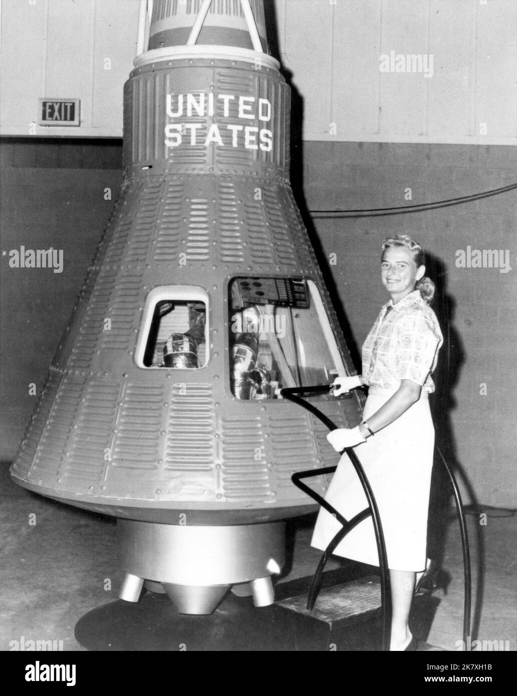 Jerrie Cobb pose à côté d'une capsule de vaisseau spatial Mercury. Et, bien qu'elle n'ait jamais volé dans l'espace, Cobb, avec 24 autres femmes, a subi des tests physiques semblables à ceux des astronautes de Mercury en pensant qu'elle pourrait devenir une stagiaire d'astronaute. Banque D'Images
