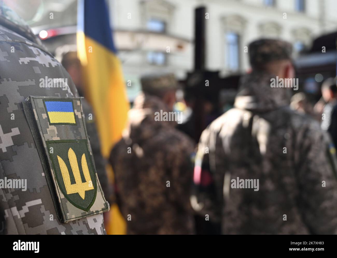 Drapeau ukrainien sur l'uniforme militaire. Funérailles de militaires ukrainiens. Banque D'Images
