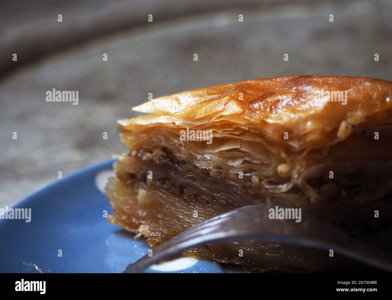 Gros plan sur le dessert turc, pâte de baklava à 80 plis avec noix. Banque D'Images