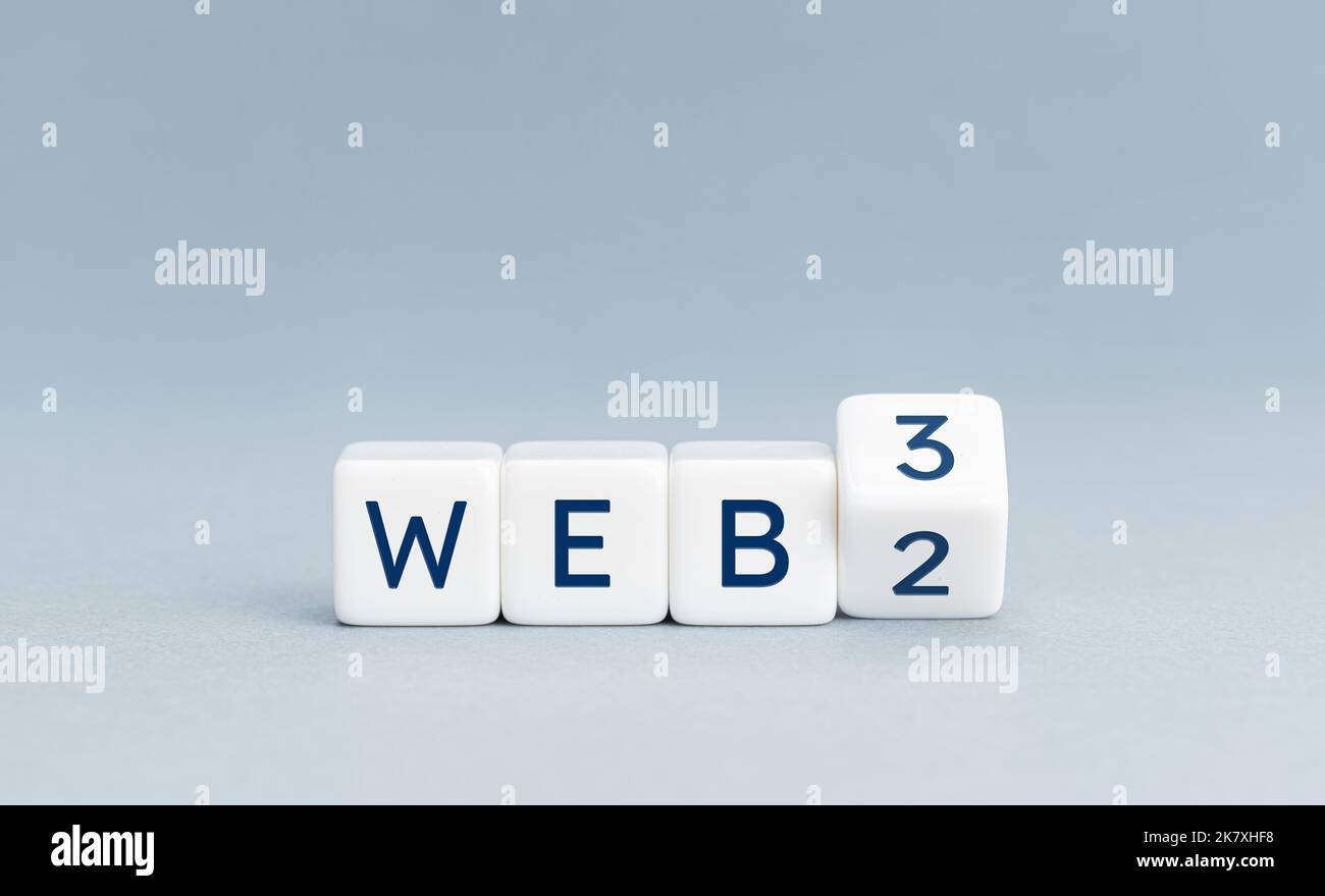 Passage du concept web 2 au concept web 3 sur les blocs de cube sur fond gris. Copier l'espace Banque D'Images