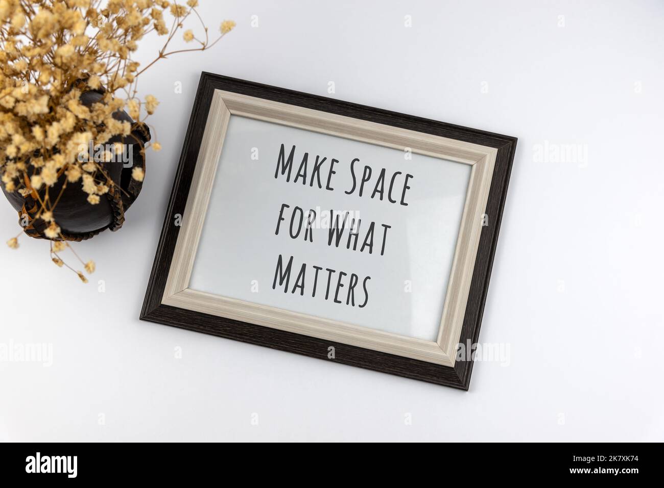 Texte de citations inspirantes dans un cadre - faites de l'espace pour ce qui compte Banque D'Images
