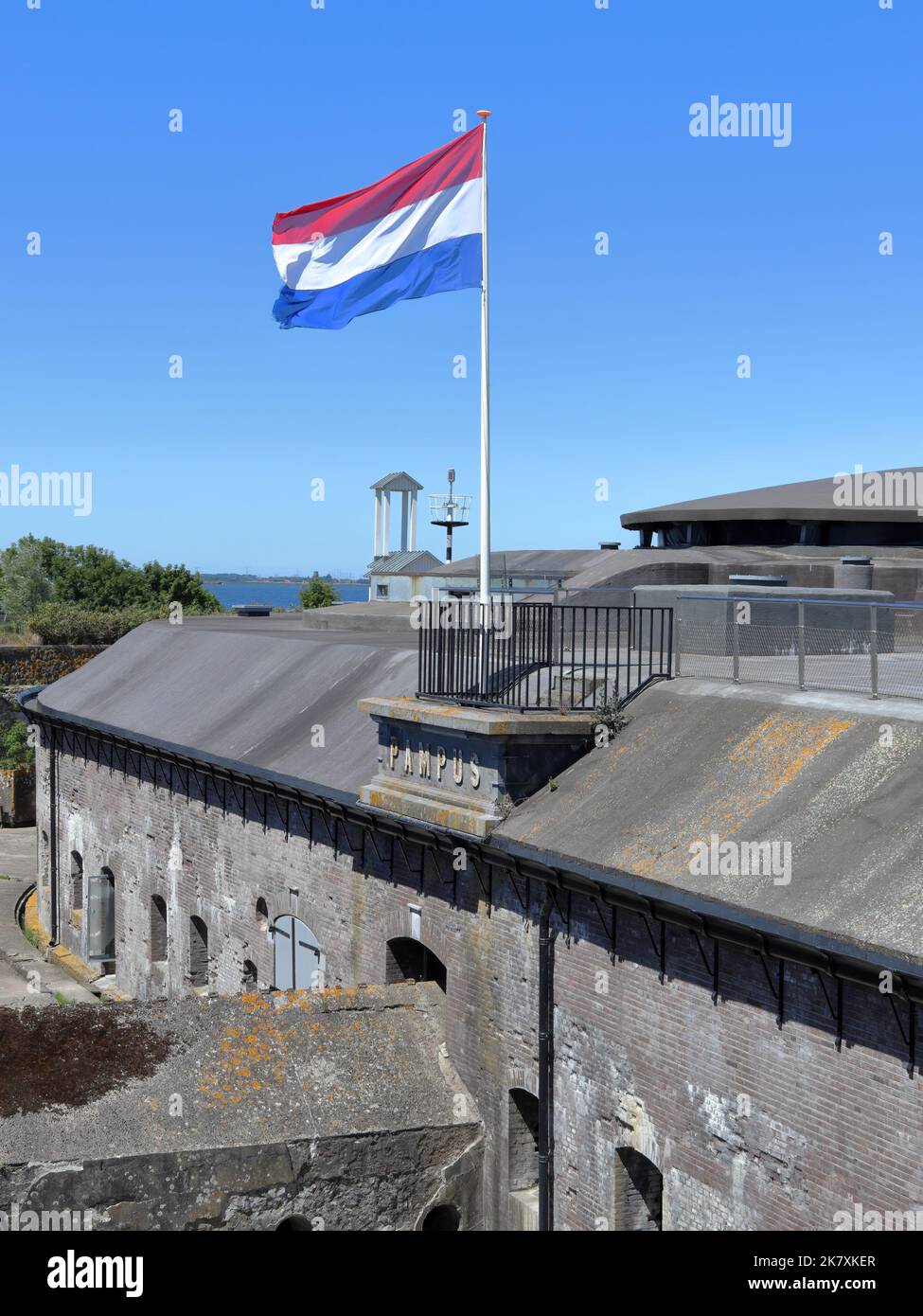 Drapeau hollandais à Pampus, une île artificielle et 19th fort marin de la fin du siècle situé près d'Amsterdam Banque D'Images