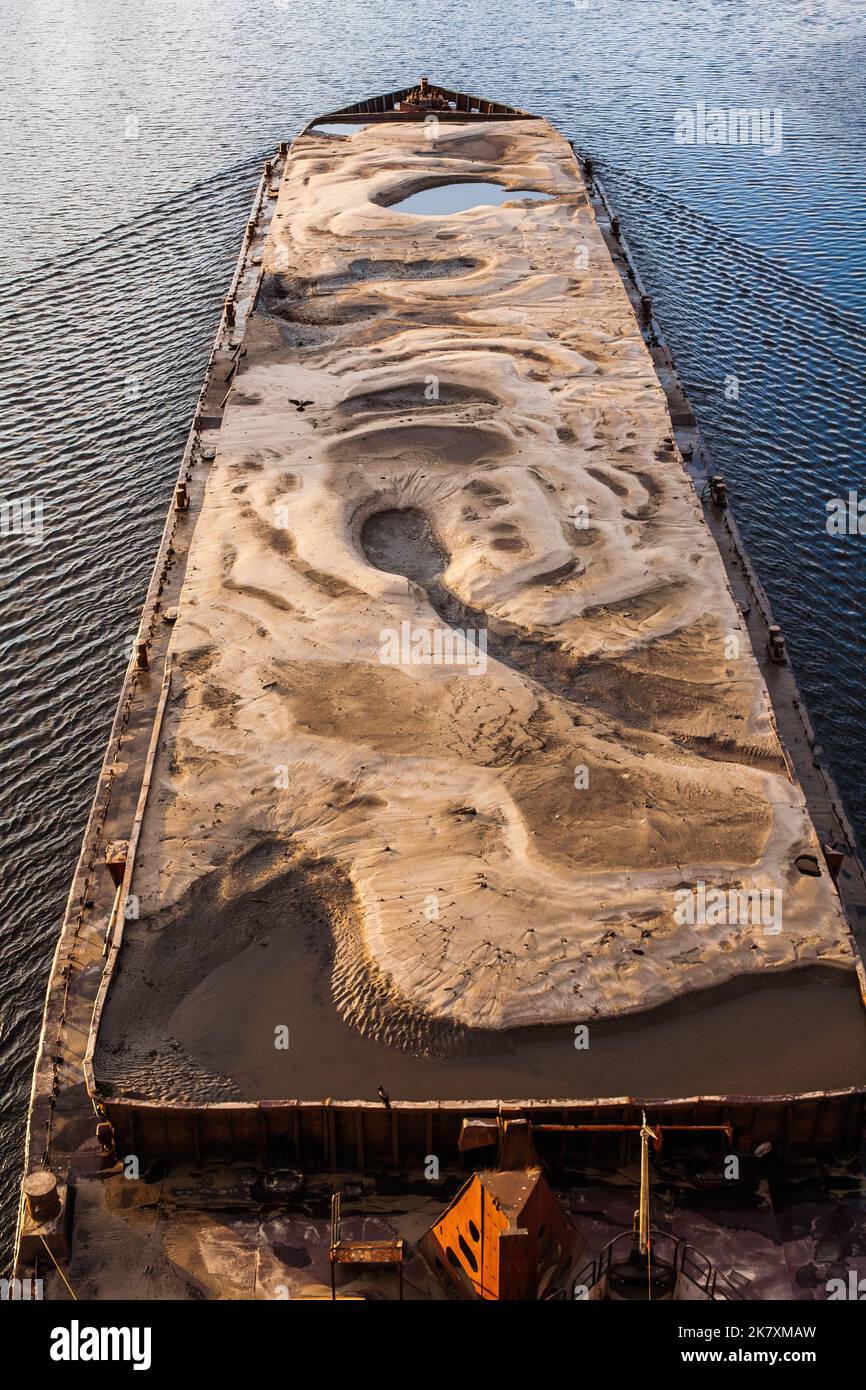 Bateau à remorqueurs poussant la barge avec du sable Banque D'Images