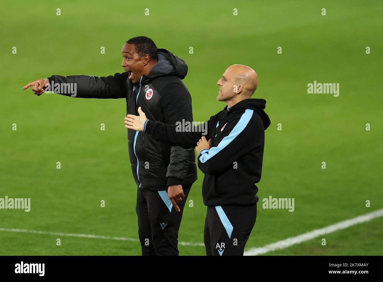 Swansea, Royaume-Uni. 18th octobre 2022. Paul Ince, le directeur de Reading FC réagit aux côtés d'Alex Rae, l'entraîneur adjoint de Reading (r) pendant le match. Match de championnat EFL Skybet, Swansea City v Reading au stade Swansea.com de Swansea, pays de Galles, le mardi 18th octobre 2022. Cette image ne peut être utilisée qu'à des fins éditoriales. Utilisation éditoriale uniquement, licence requise pour une utilisation commerciale. Aucune utilisation dans les Paris, les jeux ou les publications d'un seul club/ligue/joueur. photo par Andrew Orchard/Andrew Orchard sports photographie/Alamy Live News crédit: Andrew Orchard sports photographie/Alamy Live News Banque D'Images