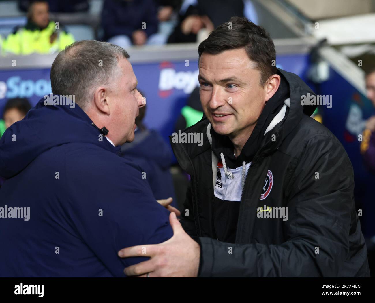 Coventry, Royaume-Uni. 19th octobre 2022. Mark Robins, directeur de Coventry City, accueille Paul Heckingbottom, directeur de Sheffield Utd, lors du match du championnat Sky Bet à l'arène Coventry Building Society Arena de Coventry. Crédit photo à lire : Darren Staples/Sportimage crédit : Sportimage/Alay Live News Banque D'Images