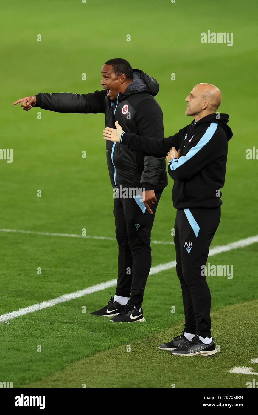 Swansea, Royaume-Uni. 18th octobre 2022. Paul Ince, le directeur de Reading FC réagit aux côtés d'Alex Rae, l'entraîneur adjoint de Reading (r) pendant le match. Match de championnat EFL Skybet, Swansea City v Reading au stade Swansea.com de Swansea, pays de Galles, le mardi 18th octobre 2022. Cette image ne peut être utilisée qu'à des fins éditoriales. Utilisation éditoriale uniquement, licence requise pour une utilisation commerciale. Aucune utilisation dans les Paris, les jeux ou les publications d'un seul club/ligue/joueur. photo par Andrew Orchard/Andrew Orchard sports photographie/Alamy Live News crédit: Andrew Orchard sports photographie/Alamy Live News Banque D'Images