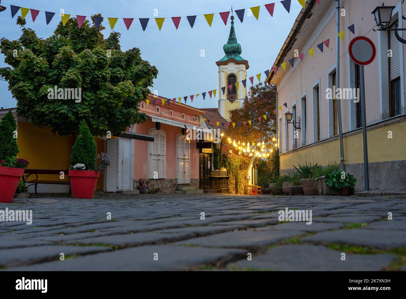Place de la ville avec de belles lumières de la ville à Szentendre Hongrie à côté de Budapest avec des décorations colorées de bannière Banque D'Images