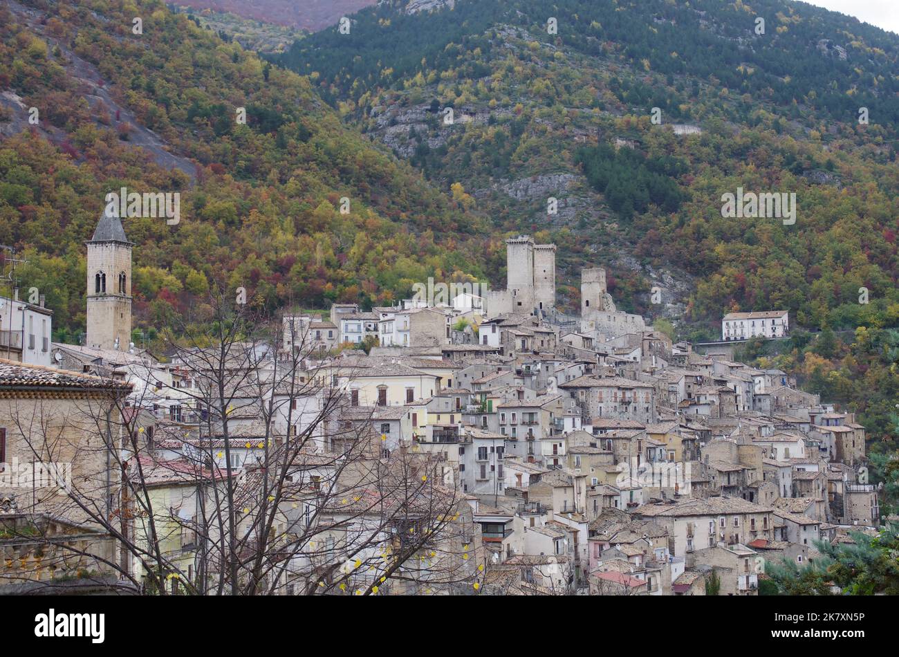 Aperçu de Pacentro (AQ) - un des plus beaux villages d'Italie: Le pays des grands-parents de la star pop Madonna - Abruzzo - Italie Banque D'Images