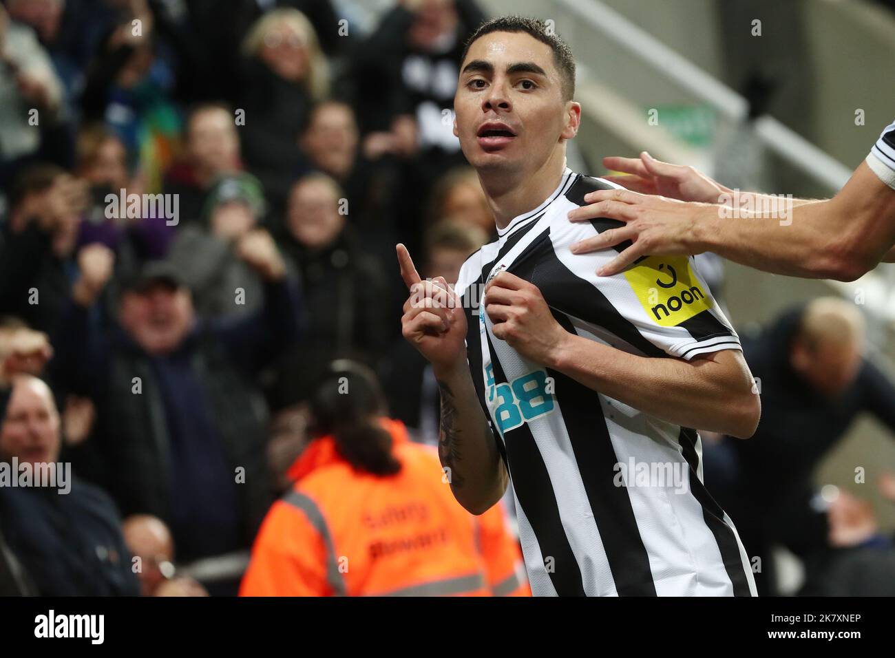 Newcastle, Royaume-Uni. 19th octobre 2022. Miguel Almiron de Newcastle United célèbre son premier but lors du match de la Premier League entre Newcastle United et Everton au St. James's Park, Newcastle, le mercredi 19th octobre 2022. (Credit: Mark Fletcher | MI News) Credit: MI News & Sport /Alay Live News Banque D'Images