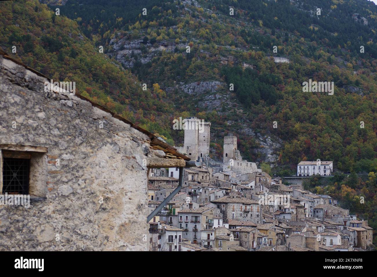 Aperçu de Pacentro (AQ) - un des plus beaux villages d'Italie: Le pays des grands-parents de la star pop Madonna - Abruzzo - Italie Banque D'Images