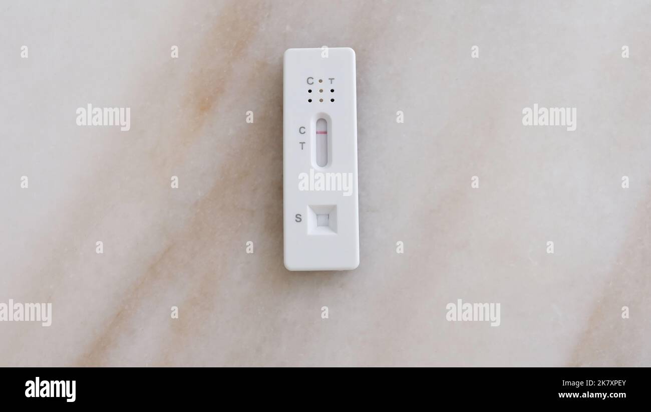 Un seul kit de test placé sur une surface en marbre, avec un espace de copie à gauche et à droite. Banque D'Images