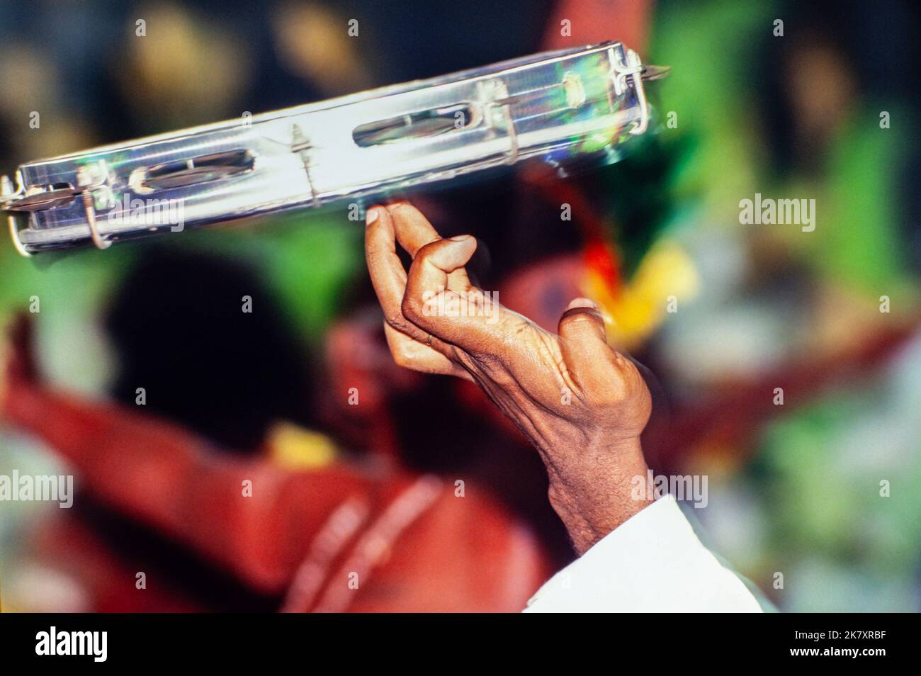 Rio de Janeiro Carnaval, Samba Schools Parade, Brésil - Carnival Dancers ( passistas ) jouant à percussion instrument pandeiro, un type de tambour de cadre de main populaire au Brésil, et qui a été décrit comme un instrument non officiel de cette nation. La tête de tambour est réglable, et la jante contient des jingles métalliques ( platinelas ). Banque D'Images