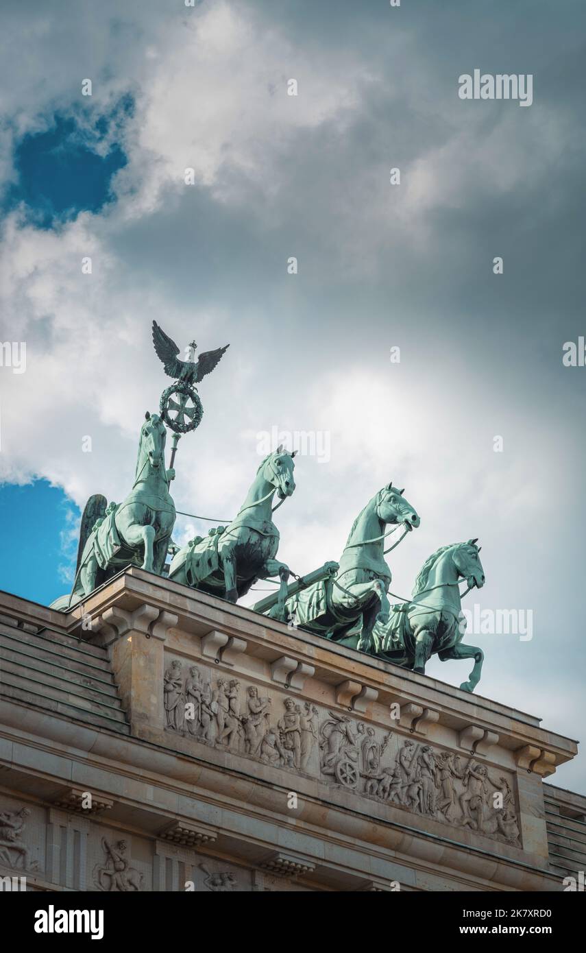 Quadriga du 18th siècle - 4 sculptures de cheval au sommet de la porte de Brandebourg (Brandenburger Tor) contre le ciel bleu de Berlin Mitte, Allemagne, Europe, Banque D'Images