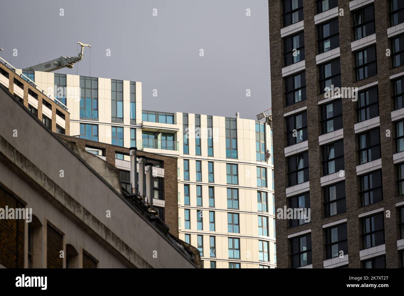 LONDRES - 2 novembre 2020 : vue abstraite des immeubles de bureaux modernes à Whitechapel Banque D'Images
