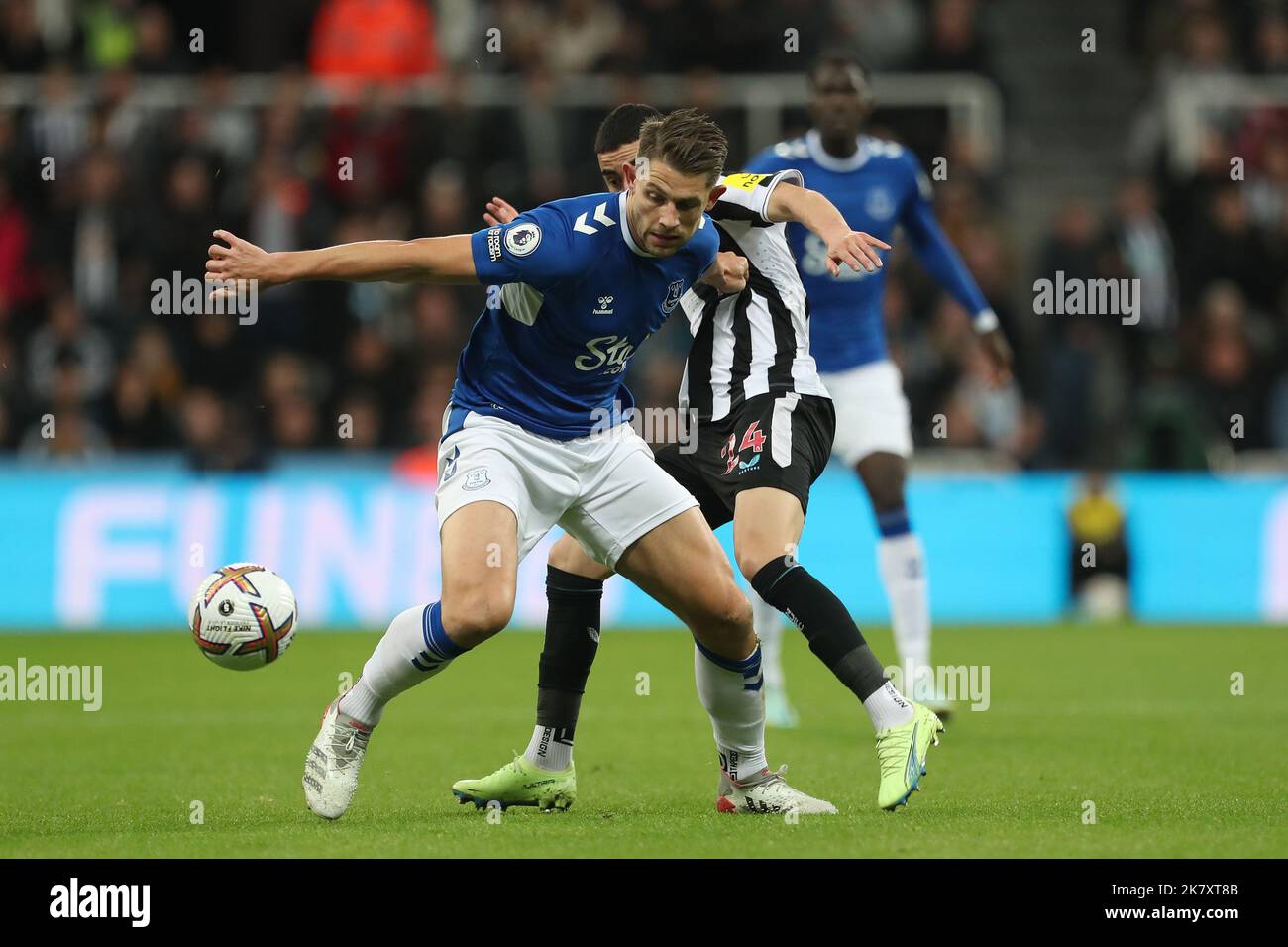 Newcastle, Royaume-Uni. 19th octobre 2022. Miguel Almiron de Newcastle United s'affronte avec James Tarkowski d'Everton lors du match de la Premier League entre Newcastle United et Everton à St. James's Park, Newcastle, le mercredi 19th octobre 2022. (Credit: Mark Fletcher | MI News) Credit: MI News & Sport /Alay Live News Banque D'Images