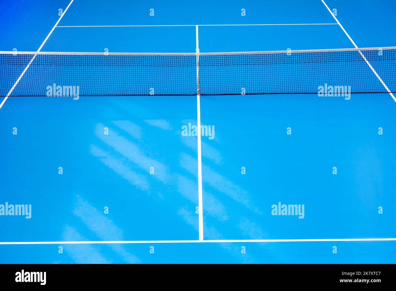 Tennis de paddle bleu et terrain dur avec ombres. Concept de compétition de tennis. Affiche sur le thème du sport horizontal, cartes de vœux, en-têtes, site Web et application Banque D'Images