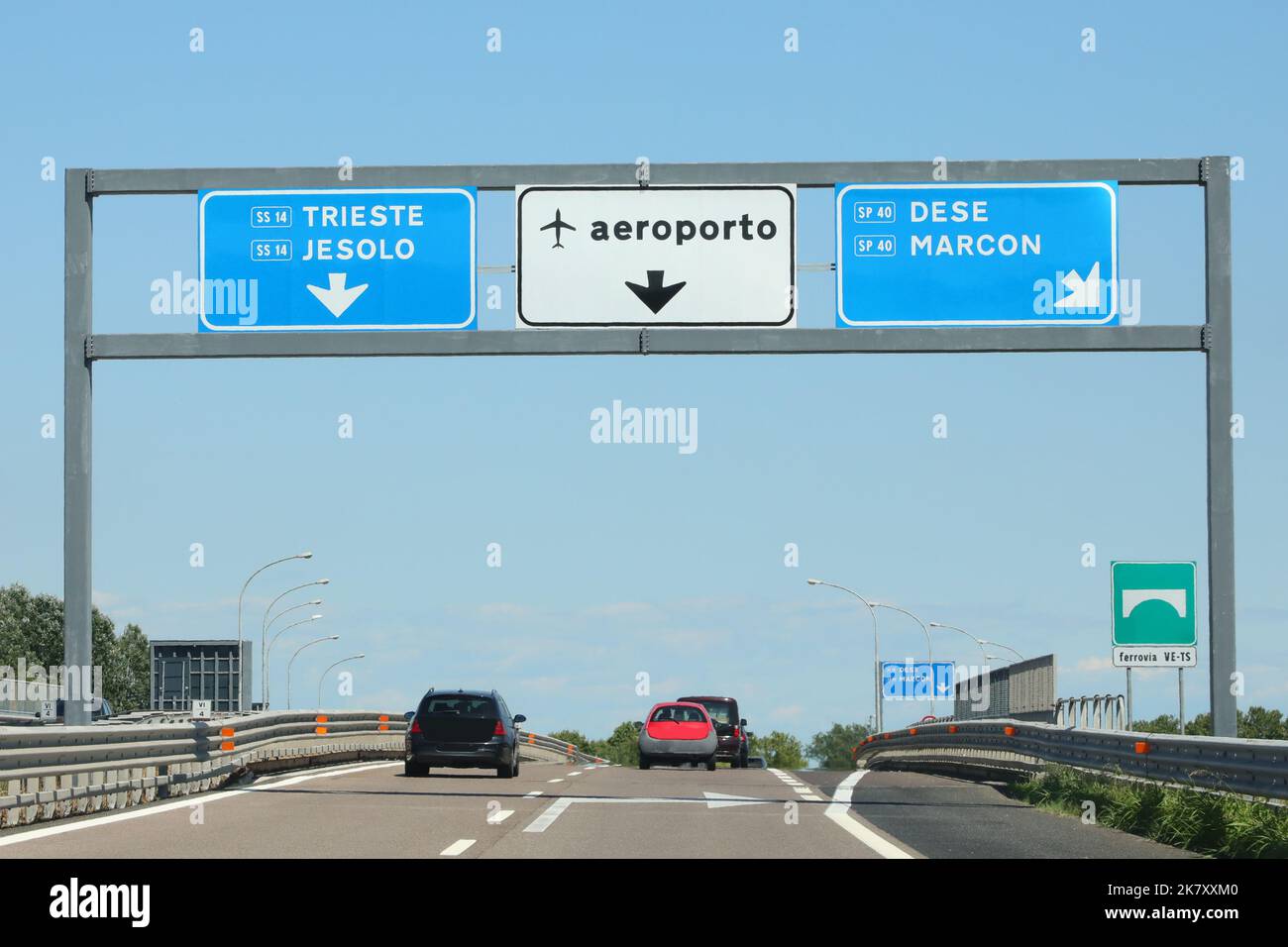 Carrefour avec les localités italiennes et l'écriture AEROPORTO qui signifie aéroport près de la ville de Venise Banque D'Images