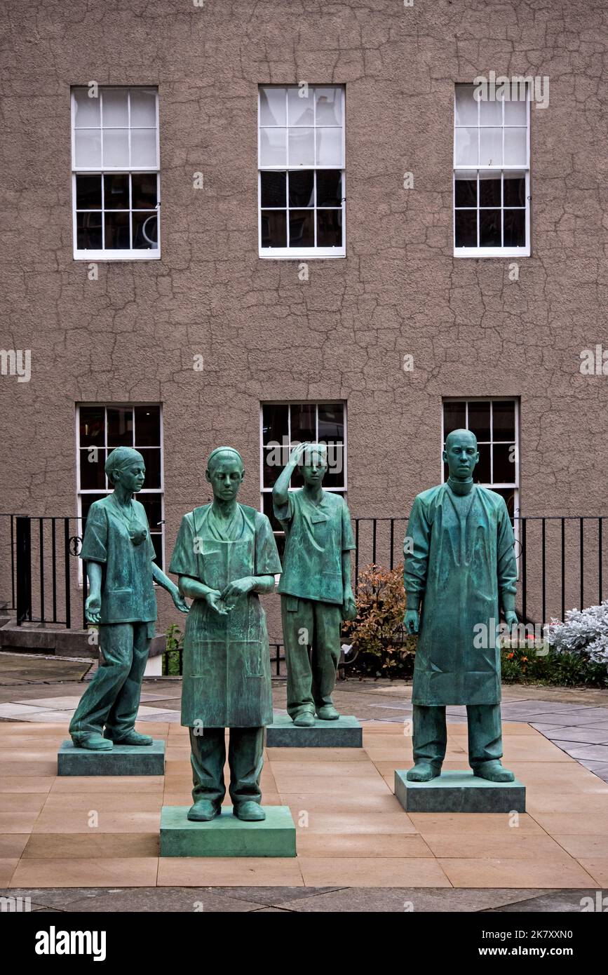 Mémorial dédié au personnel du NHS qui a travaillé pendant la pandémie de Covid-19 en dehors du Royal College of Surgeons à Édimbourg, en Écosse, au Royaume-Uni. Banque D'Images