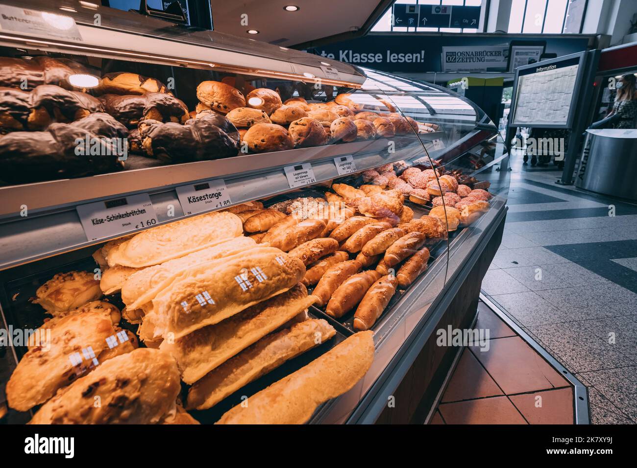 25 juillet 2022, Osnabruck, Allemagne: Produits de boulangerie, pain de blé délicieux et frais, brioches et petits pains à la fenêtre du magasin Banque D'Images