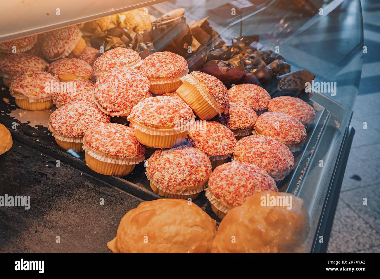 Cupcakes et autres produits de boulangerie et brioches et petits pains sur la fenêtre du magasin Banque D'Images