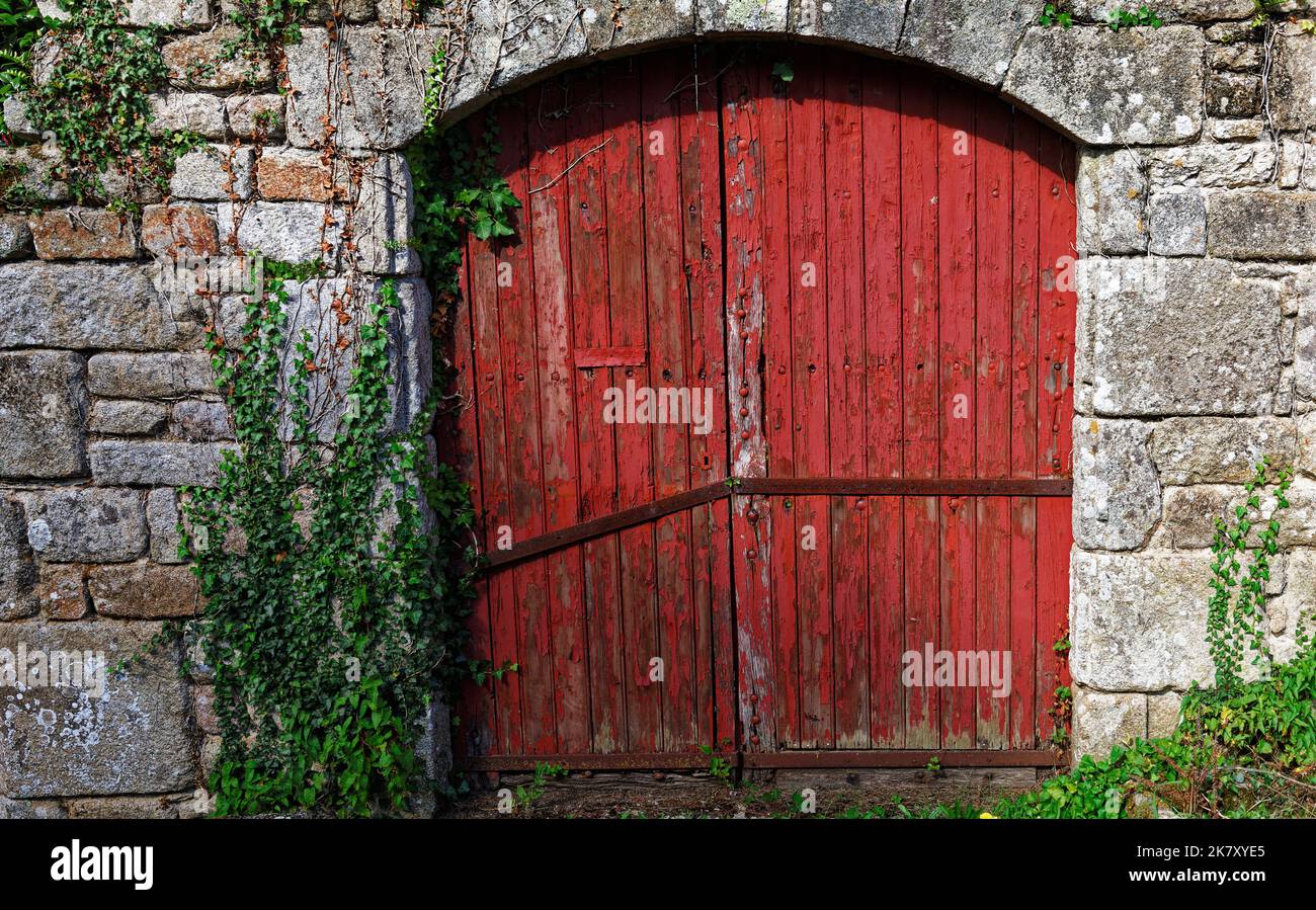 Porte en bois à Locronan, Bretagne, France Banque D'Images