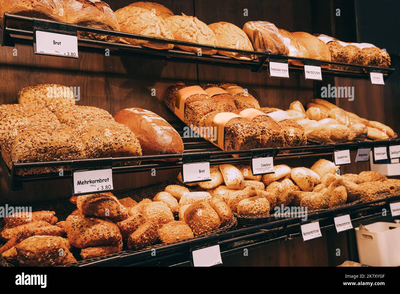 produits de boulangerie, pain de blé délicieux et frais, petits pains et brioches à la fenêtre du magasin Banque D'Images
