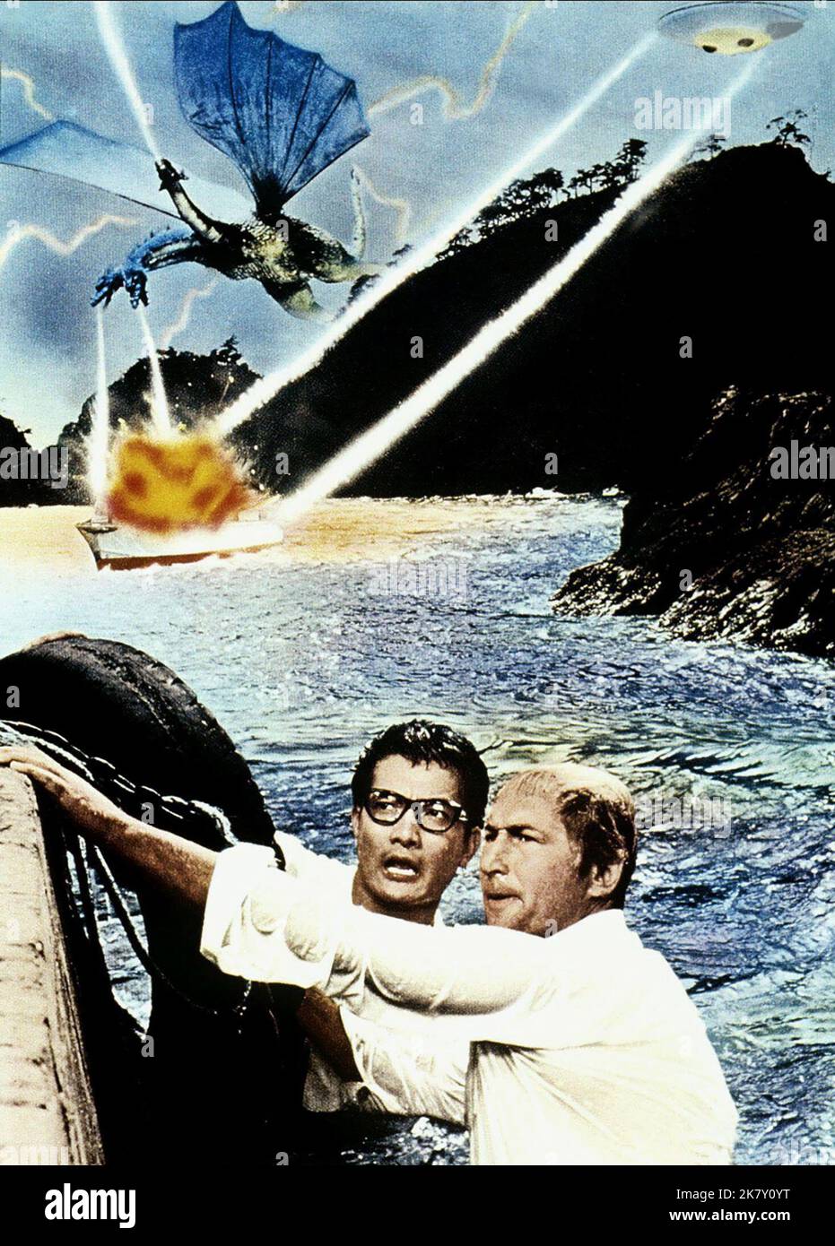 Akira Takarada & Nick Adams film: Godzilla vs. Monster Zero (1965) Directeur: Ishirô Honda 19 décembre 1965 **AVERTISSEMENT** cette photographie est destinée à un usage éditorial exclusif et est le copyright de PARAMOUNT et/ou le photographe assigné par la Société de film ou de production et ne peut être reproduite que par des publications dans le cadre de la promotion du film ci-dessus. Un crédit obligatoire pour PARAMOUNT est requis. Le photographe doit également être crédité lorsqu'il est connu. Aucune utilisation commerciale ne peut être accordée sans l'autorisation écrite de la Société du film. Banque D'Images