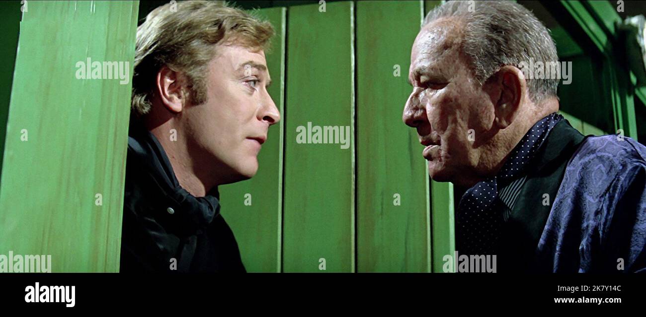 Michael Caine & Noel Coward film The Italian Job (UK 1969) personnages : Charlie Croker, Mr. Bridger réalisateur : Peter Collinson 02 juin 1969 **AVERTISSEMENT** cette photographie est à usage éditorial exclusif et est la propriété de PARAMOUNT et/ou du photographe assigné par le film ou la société de production et ne peut être reproduite que par des publications en liaison avec la promotion du film ci-dessus. Un crédit obligatoire à PARAMOUNT est requis. Le photographe doit également être crédité lorsqu'il est connu. Aucune utilisation commerciale ne peut être accordée sans autorisation écrite de The film Company. Banque D'Images