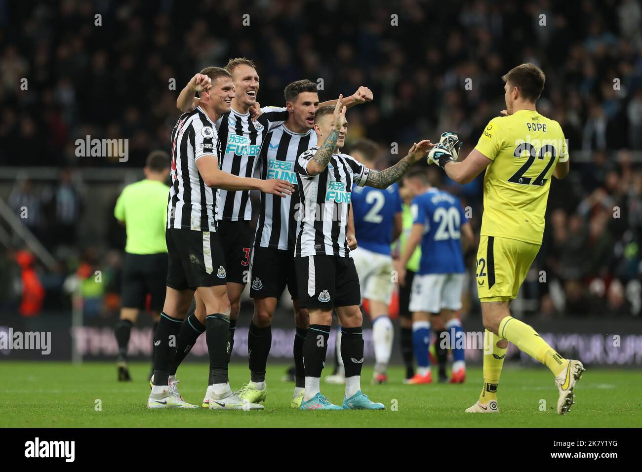 Newcastle, Royaume-Uni. 19th octobre 2022. Les joueurs de Newcastle United fêtent après avoir remporté le match de la Premier League entre Newcastle United et Everton au St. James's Park, Newcastle, le mercredi 19th octobre 2022. (Credit: Mark Fletcher | MI News) Credit: MI News & Sport /Alay Live News Banque D'Images