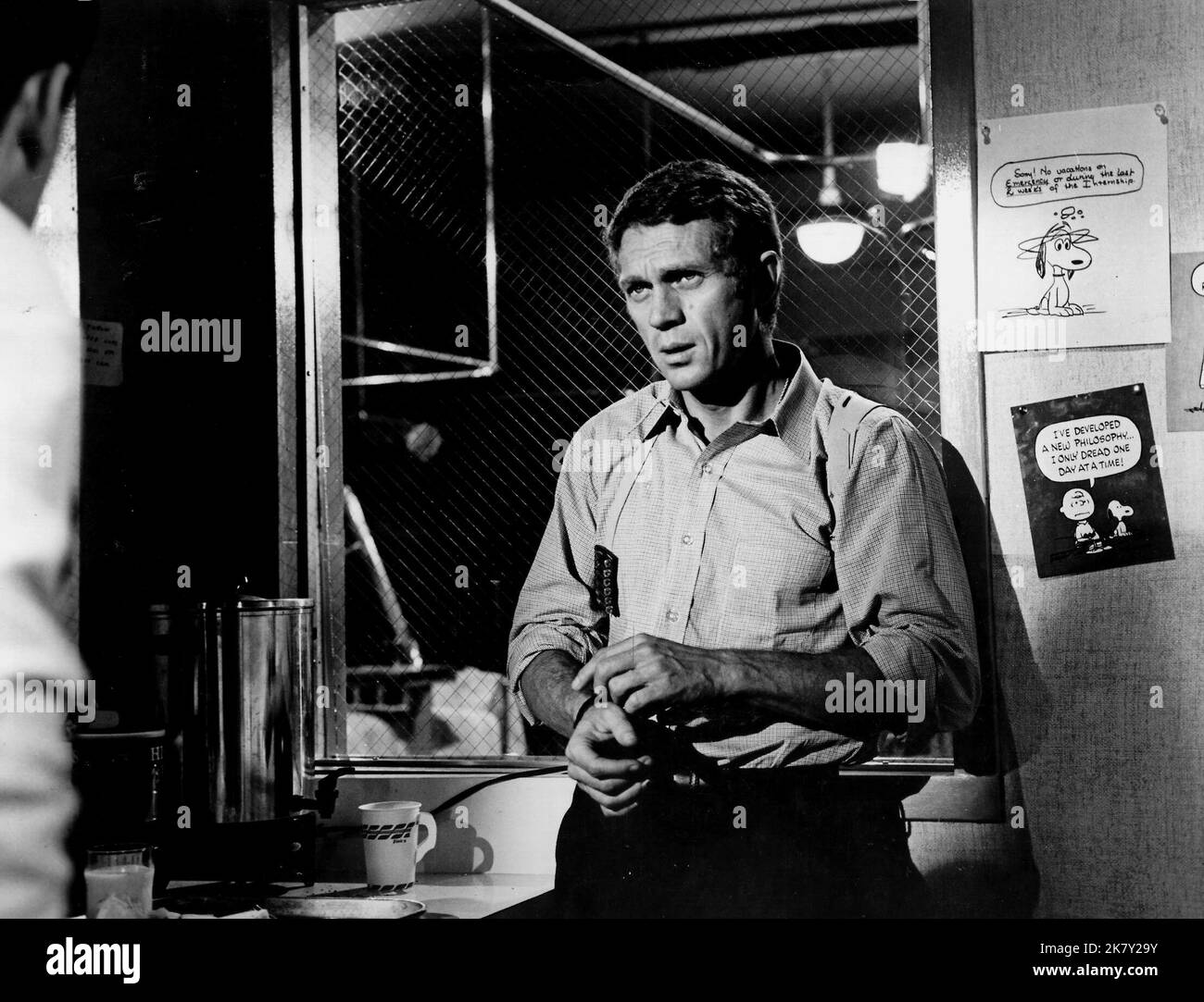 Steve McQueen film Bullitt (USA 1968) personnages : Bullitt réalisateur : Peter Yates 17 octobre 1968 **AVERTISSEMENT** cette photographie est réservée à un usage éditorial et est la propriété de WARNER BROS. Et/ou le photographe désigné par le film ou la société de production et ne peuvent être reproduits que par des publications en liaison avec la promotion du film ci-dessus. Un crédit obligatoire à WARNER BROS. est obligatoire. Le photographe doit également être crédité lorsqu'il est connu. Aucune utilisation commerciale ne peut être accordée sans autorisation écrite de The film Company. Banque D'Images