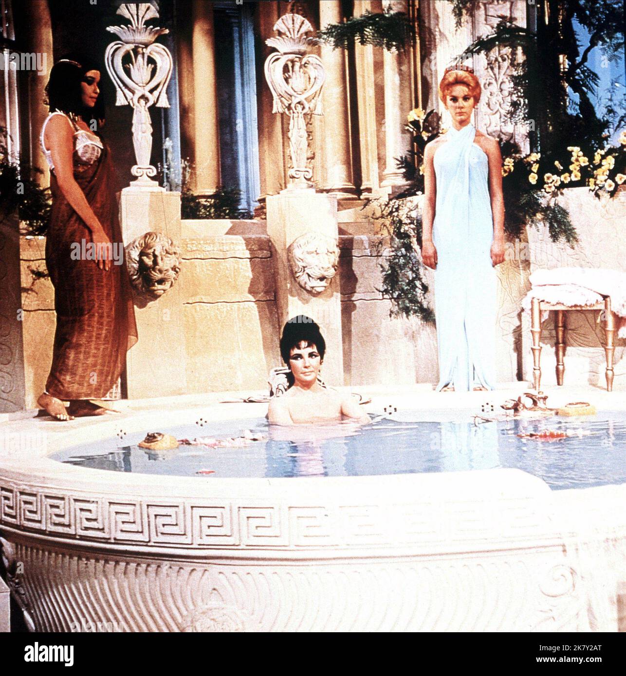 Isabel Cooley, Elizabeth Taylor & Francesca Annis film: Cleopatra (USA/UK/CH 1963) personnages: Charmian, Cleopatra, Eiras, Cleopatra's handmaiden Director: Joseph L. Mankiewicz 12 juin 1963 **AVERTISSEMENT** cette photographie est à usage éditorial exclusif et est le droit d'auteur de 20th CENTURY FOX et/ou le photographe assigné par la Société de film ou de production et ne peut être reproduite que par des publications dans le cadre de la promotion du film ci-dessus. Un crédit obligatoire à 20th CENTURY FOX est requis. Le photographe doit également être crédité lorsqu'il est connu. Aucune utilisation commerciale ne peut être accordée sans wri Banque D'Images