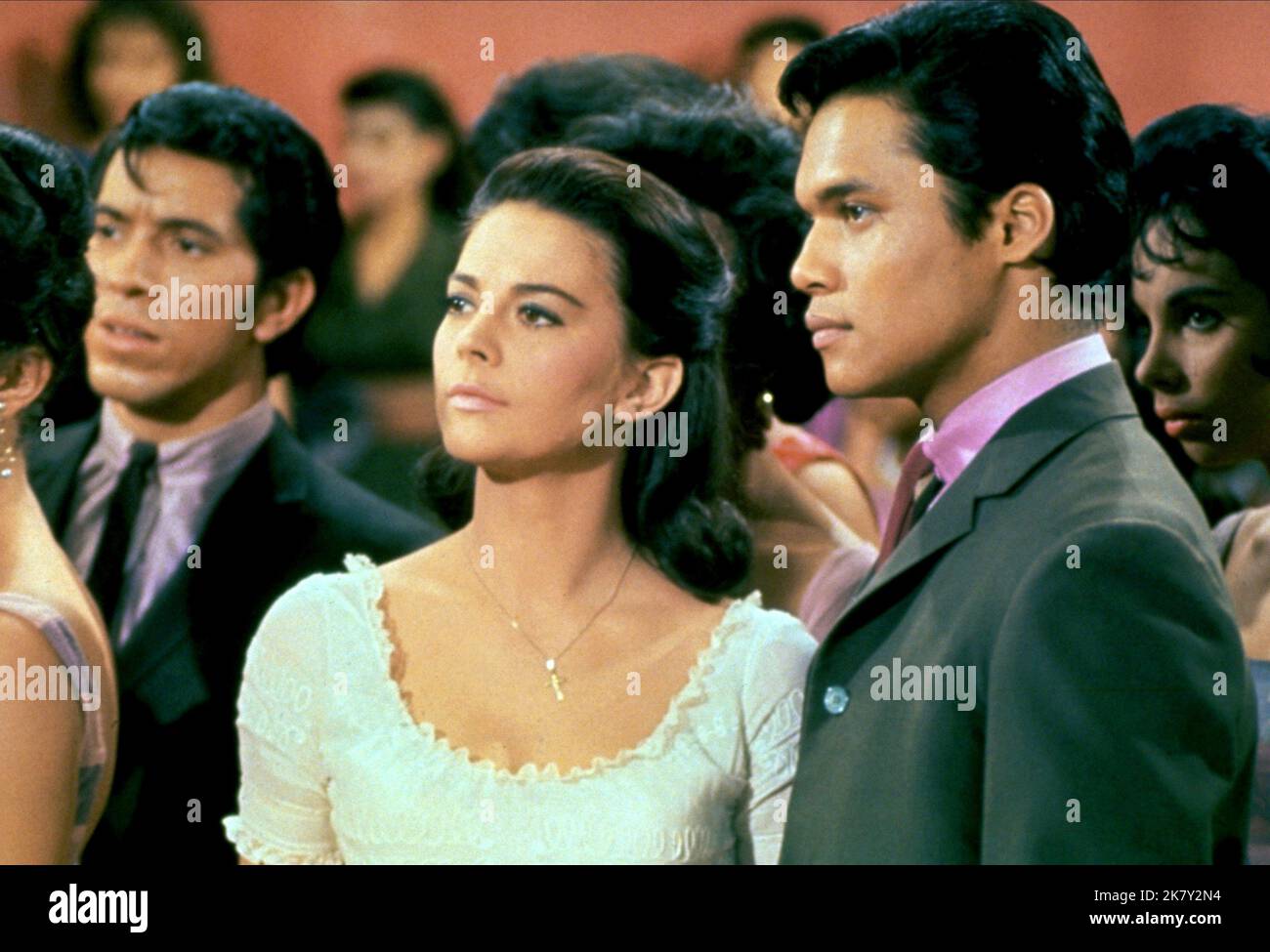 Natalie Wood film: West Side Story (USA 1961) personnages: Maria Director: Jerome Robbins & Robert Wise 18 octobre 1961 **AVERTISSEMENT** cette photographie est destinée à un usage éditorial exclusif et est protégée par les droits d'auteur de MIRISCH CORPORATION et/ou du photographe assigné par la Société du film ou de la production et ne peut être reproduite que par des publications dans le cadre de la promotion du film ci-dessus. Un crédit obligatoire pour LA MIRISCH CORPORATION est requis. Le photographe doit également être crédité lorsqu'il est connu. Aucune utilisation commerciale ne peut être accordée sans l'autorisation écrite de la Société du film. Banque D'Images