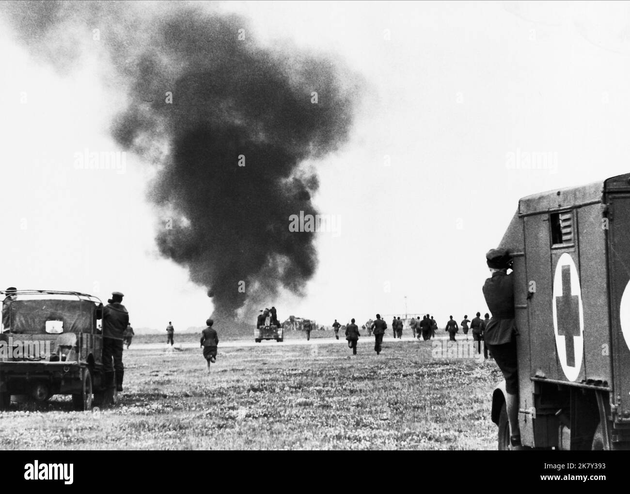Rescue services Assist Crashed plane film 633 Squadron (1964) réalisateur : Walter Grauman 01 avril 1964 **AVERTISSEMENT** cette photographie est destinée à un usage éditorial seulement et est la propriété intellectuelle de UNITED ARTISTS et/ou du photographe désigné par The film or production Company et ne peut être reproduite que par des publications en liaison avec la promotion du film ci-dessus. Un crédit obligatoire pour UNITED ARTISTS est requis. Le photographe doit également être crédité lorsqu'il est connu. Aucune utilisation commerciale ne peut être accordée sans autorisation écrite de The film Company. Banque D'Images
