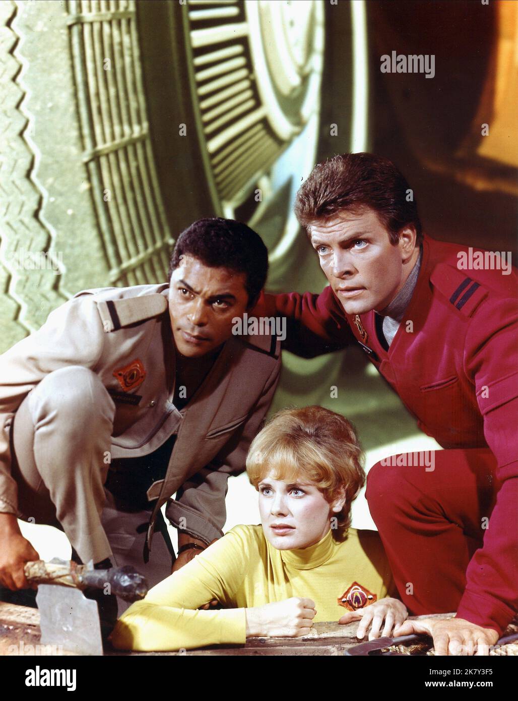 Don Marshall, Heather Young et Gary Conway Television : Land of the Giants (1968) personnages : Dan Erickson, Betty Hamilton, Capt. Steve Burton 22 septembre 1968 **AVERTISSEMENT** cette photographie est à usage éditorial exclusif et est le droit d'auteur de 20th CENTURY FOX et/ou le photographe assigné par la Société de film ou de production et ne peut être reproduite que par des publications dans le cadre de la promotion du film ci-dessus. Un crédit obligatoire à 20th CENTURY FOX est requis. Le photographe doit également être crédité lorsqu'il est connu. Aucune utilisation commerciale ne peut être accordée sans l'autorisation écrite de la société de film Banque D'Images