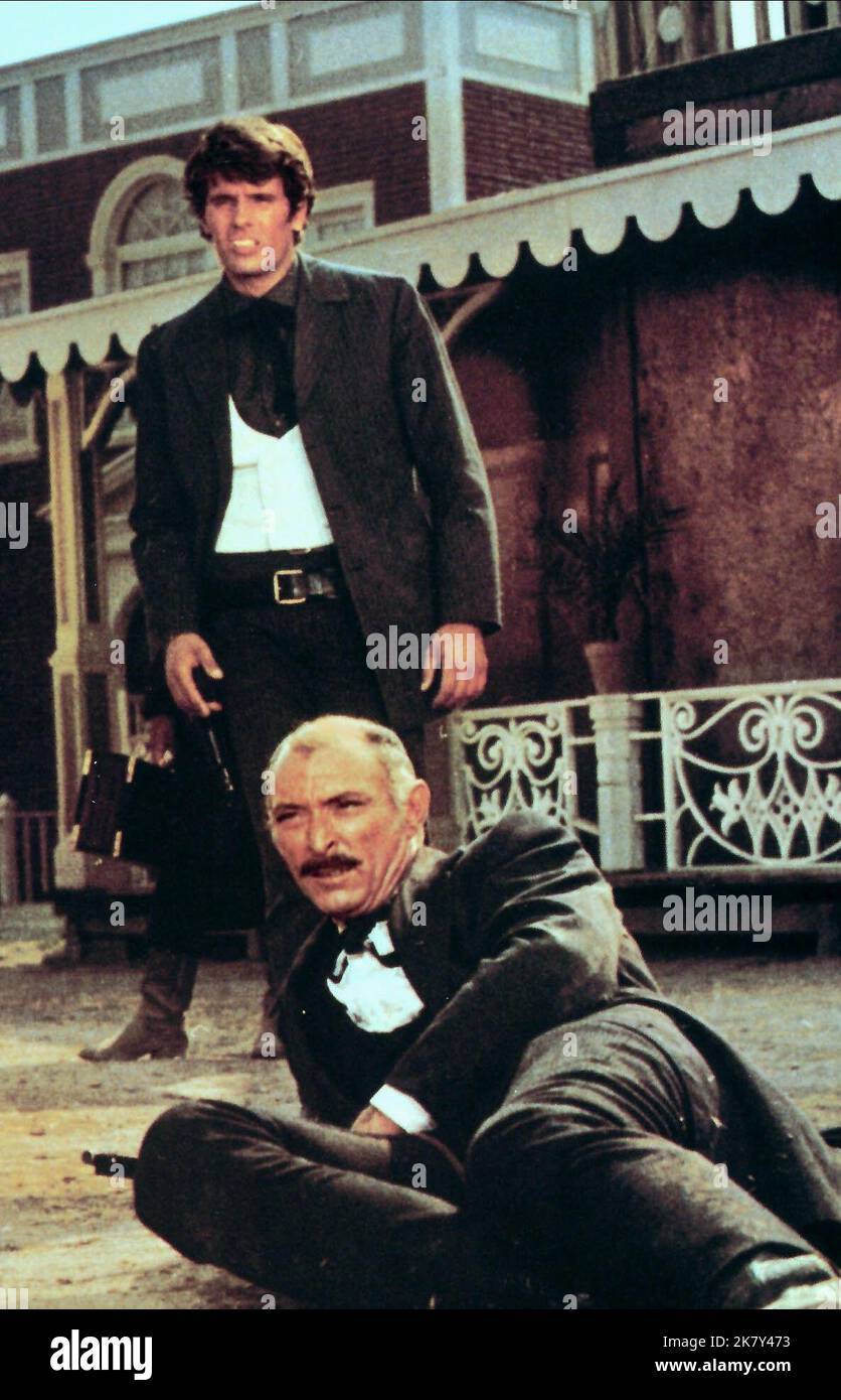 Giuliano Gemma & Lee Van Cleef film: Gunlaw; Blood and Grit; Day of Anger; Days of Wrath (I GIORNI DELl'IRA) personnages: Scott Mary & Frank Talby IT/de 1967, Directeur: Tonino Valerii 19 décembre 1967 **AVERTISSEMENT** cette photographie est à usage éditorial exclusif et est protégée par les droits d'auteur de DIVINA-FILM et/ou du photographe attribué par la Société de film ou de production et ne peut être reproduite que par des publications dans le cadre de la promotion du film ci-dessus. Un crédit obligatoire pour DIVINA-FILM est requis. Le photographe doit également être crédité lorsqu'il est connu. Aucune utilisation commerciale ne peut être accordée sans wri Banque D'Images