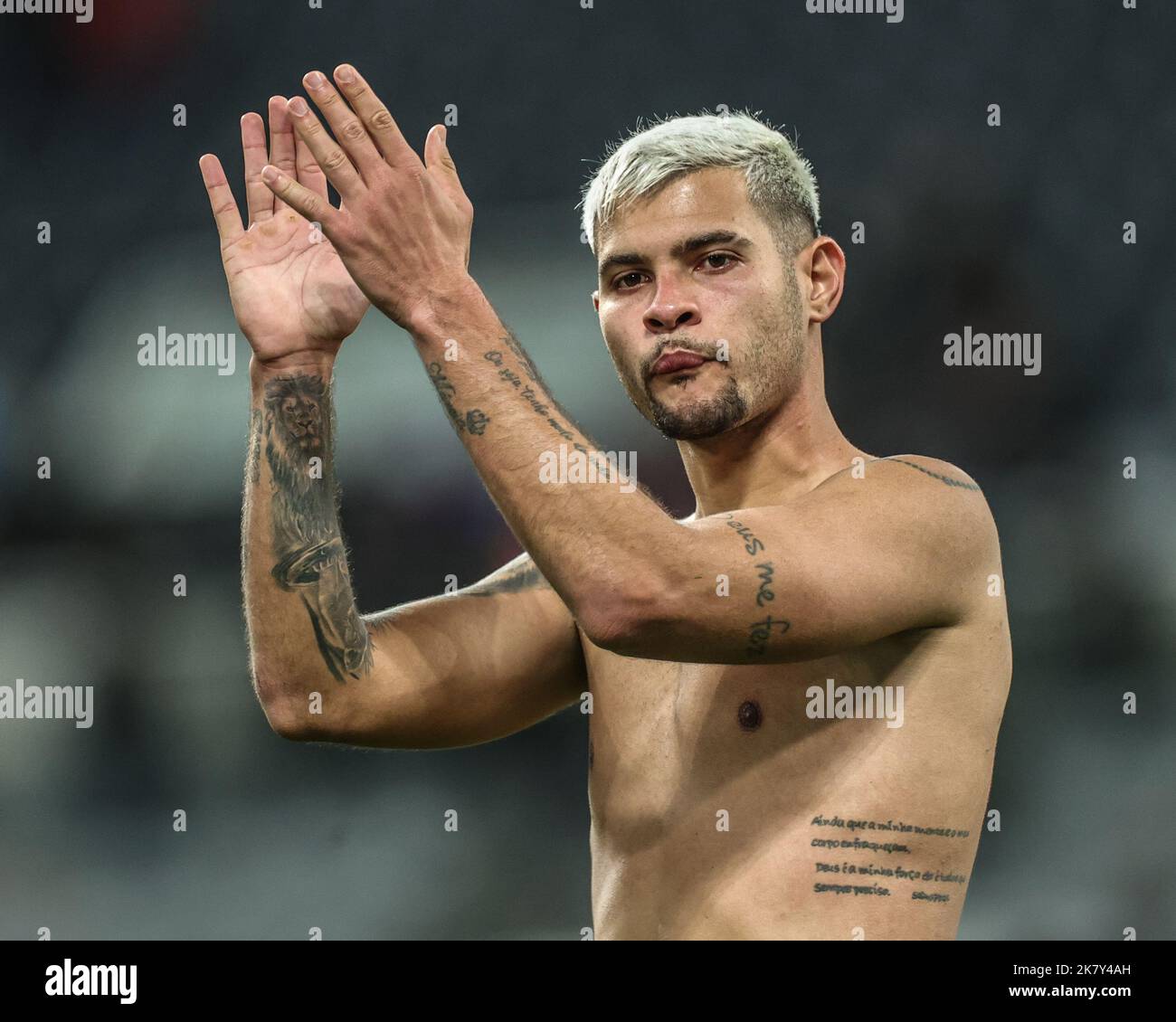 Bruno Guimarães #39 de Newcastle United applaudit les fans de la maison après un 1-0 après le match de Premier League Newcastle United contre Everton à St. James's Park, Newcastle, Royaume-Uni, 19th octobre 2022 (photo de Mark Cosgrove/News Images) Banque D'Images