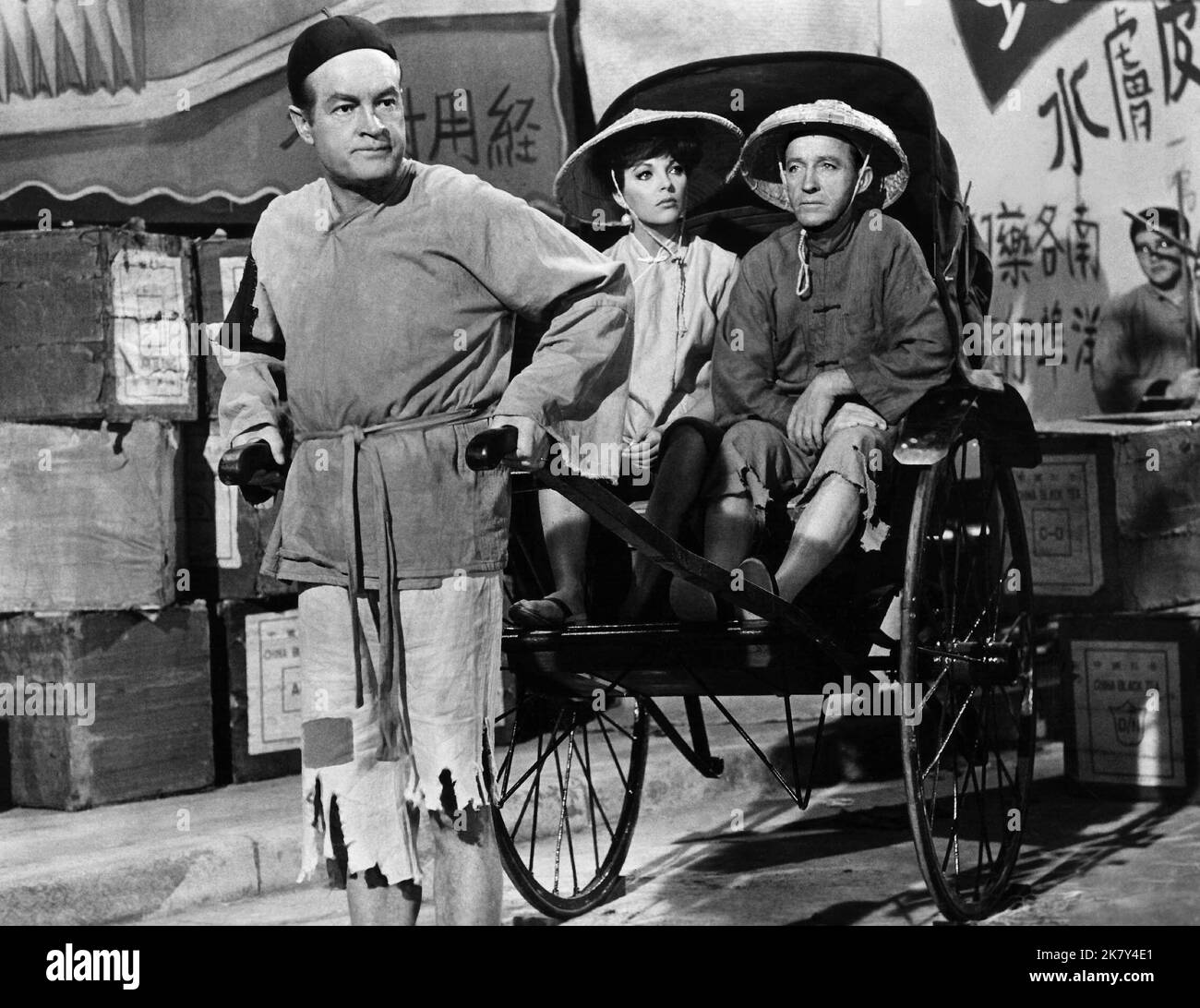 Bob Hope, Joan Collins & Bing Crosby film: The Road to Hong Kong (1964) personnages: Chester Babcock,Diane (agent Echelon 3rd) & Harry Turner Directeur: Norman Panama 27 avril 1962 **AVERTISSEMENT** cette photographie est destinée à un usage éditorial exclusif et est protégée par les droits d'auteur de la Société du film et/ou du photographe attribué par la Société du film ou de la production et ne peut être reproduite que par des publications dans le cadre de la promotion du film ci-dessus. Un crédit obligatoire pour la société de film est requis. Le photographe doit également être crédité lorsqu'il est connu. Aucune utilisation commerciale ne peut être accordée sans auteur écrit Banque D'Images
