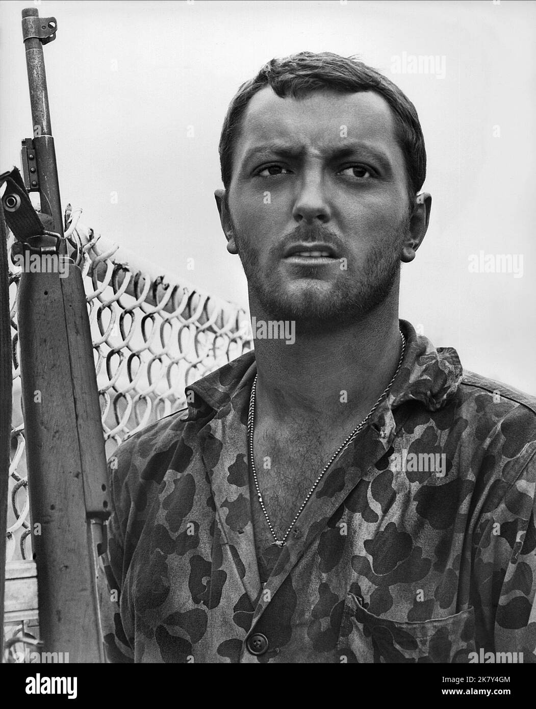 James Mitchum film Ambush Bay (1966) personnages : PFC James Grenier 13 juin 1966 **AVERTISSEMENT** cette photographie est destinée à un usage éditorial seulement et est protégée par les droits d'auteur de The film Company et/ou du photographe désigné par The film or production Company et ne peut être reproduite que par des publications dans le cadre de la promotion du film ci-dessus. Un crédit obligatoire à The film Company est requis. Le photographe doit également être crédité lorsqu'il est connu. Aucune utilisation commerciale ne peut être accordée sans autorisation écrite de The film Company. Banque D'Images