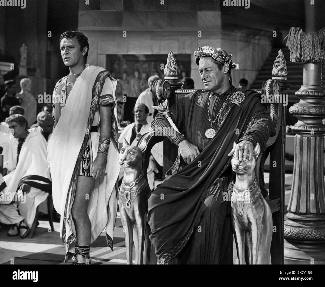 Richard Burton & Rex Harrison film: Cleopatra (USA/UK/CH 1963) personnages: Antony & Caesar Directeur: Joseph L. Mankiewicz 12 juin 1963 **AVERTISSEMENT** cette photographie est à usage éditorial exclusif et est le droit d'auteur de 20th CENTURY FOX et/ou le photographe assigné par la Société de film ou de production et ne peut être reproduite que par des publications dans le cadre de la promotion du film ci-dessus. Un crédit obligatoire à 20th CENTURY FOX est requis. Le photographe doit également être crédité lorsqu'il est connu. Aucune utilisation commerciale ne peut être accordée sans l'autorisation écrite de la Société du film. Banque D'Images