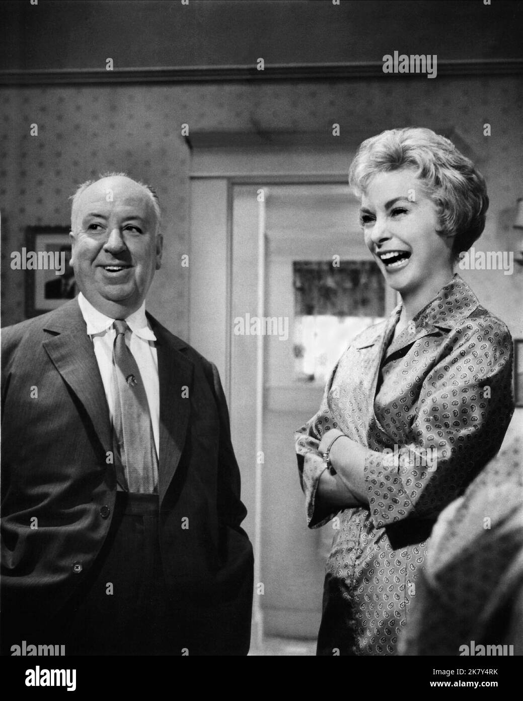 Alfred Hitchcock & Janet Leigh film: Psycho (USA 1960) personnages: Man in Cowboy Hat & Marion Crane Directeur: Alfred Hitchcock 29 janvier 1960 **AVERTISSEMENT** cette photographie est destinée à un usage éditorial exclusif et est le droit d'auteur d'UNIVERSAL et/ou du photographe assigné par la Société de film ou de production et ne peut être reproduite que par des publications dans le cadre de la promotion du film ci-dessus. Un crédit obligatoire pour UNIVERSEL est requis. Le photographe doit également être crédité lorsqu'il est connu. Aucune utilisation commerciale ne peut être accordée sans l'autorisation écrite de la Société du film. Banque D'Images