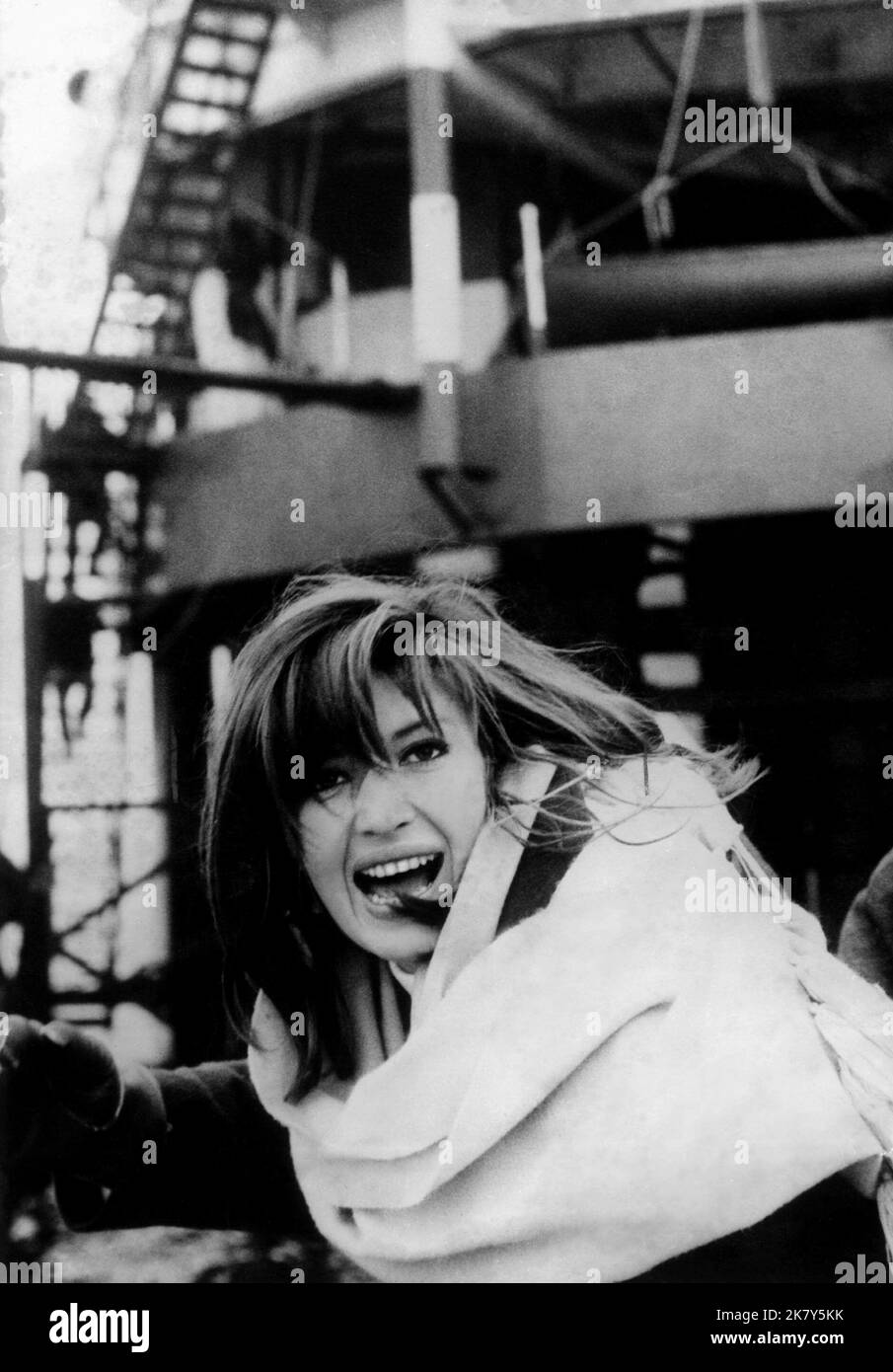 Monica Vitti film désert Rouge (1960) personnages : Giuliana réalisateur : Michelangelo Antonioni 04 septembre 1964 **AVERTISSEMENT** cette photographie est réservée à un usage éditorial et est protégée par le copyright de FRANCO RIZ et/ou du photographe désigné par le film ou la société de production et ne peut être reproduite que par des publications en liaison avec la promotion du film ci-dessus. Un crédit obligatoire à FRANCO RIZ est requis. Le photographe doit également être crédité lorsqu'il est connu. Aucune utilisation commerciale ne peut être accordée sans autorisation écrite de The film Company. Banque D'Images