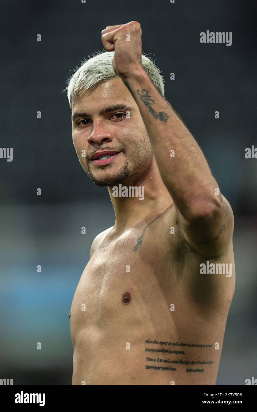 Newcastle, Royaume-Uni. 19th octobre 2022. Bruno Guimarães #39 de Newcastle United poinçons l'air après un 1-0 après le match de Premier League Newcastle United contre Everton à St. James's Park, Newcastle, Royaume-Uni, 19th octobre 2022 (photo de Mark Cosgrove/News Images) à Newcastle, Royaume-Uni, le 10/19/2022. (Photo de Mark Cosgrove/News Images/Sipa USA) crédit: SIPA USA/Alay Live News Banque D'Images