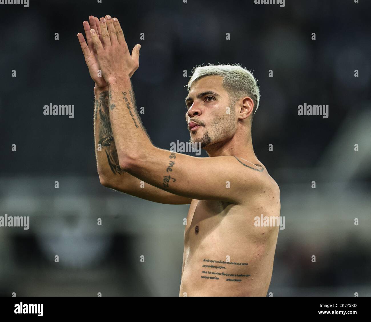 Newcastle, Royaume-Uni. 19th octobre 2022. Bruno Guimarães #39 de Newcastle United applaudit les fans de la maison après un 1-0 après le match de Premier League Newcastle United contre Everton à St. James's Park, Newcastle, Royaume-Uni, 19th octobre 2022 (photo de Mark Cosgrove/News Images) à Newcastle, Royaume-Uni, le 10/19/2022. (Photo de Mark Cosgrove/News Images/Sipa USA) crédit: SIPA USA/Alay Live News Banque D'Images