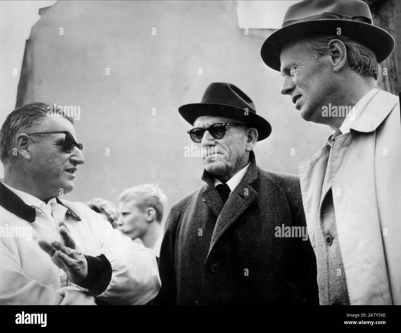 Stanley Kramer, Spencer Tracy et Richard Widmark film: Jugement à Nuremberg; jugement à Nuremberg (USA 1963) personnages: ,Juge en chef Dan Haywood & Col. TAD Lawson Directeur: Stanley Kramer 14 décembre 1961 **AVERTISSEMENT** cette photographie est destinée à un usage éditorial exclusif et est protégée par les droits d'auteur des ARTISTES UNIS et/ou du photographe assigné par la Société de film ou de production et ne peut être reproduite que par des publications dans le cadre de la promotion du film ci-dessus. Un crédit obligatoire pour LES ARTISTES UNIS est requis. Le photographe doit également être crédité lorsqu'il est connu. Aucune utilisation commerciale ne peut être accordée Banque D'Images